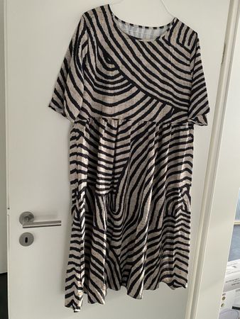 Schönes Sommerkleid mit speziellem Muster , Grösse 50