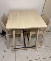 Bartisch mit zwei Barhockern