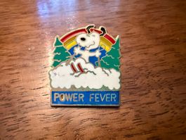 Snoopy Pin Power Fever Skifahrer gebraucht guter Zustand