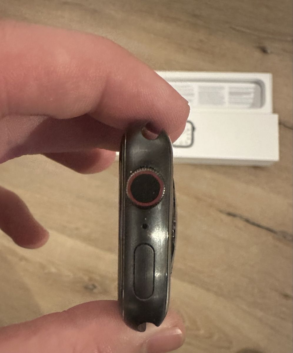 Apple Smartwatch: Apple Watch Series 7, 45mm, Titangehäuse, GPS+Cellular – Usato da Zetzwil venduto da severin_h 1