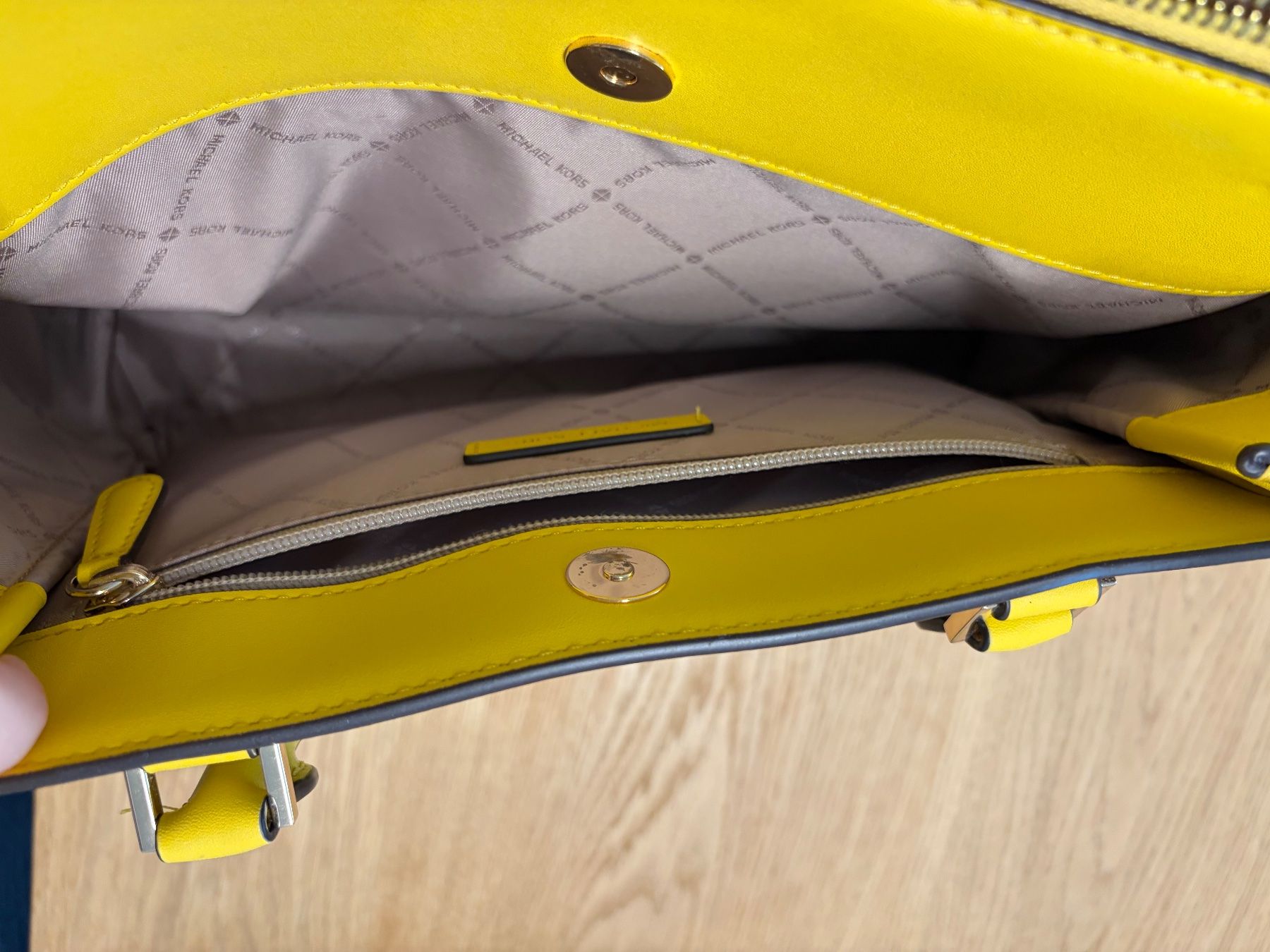 Michael Kors Borse da donna: Michael Kors - Hope Medium Messenger Bag – Usato da Triesen venduto da anschi1986 3