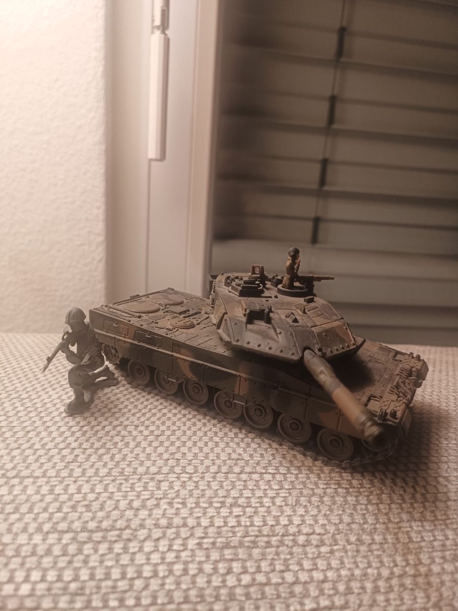 Spielzeuge: Modell Leopard Panzer mit Figur, unbespielt, Top Zustand – Gebraucht aus Niedergösgen von 7591 1