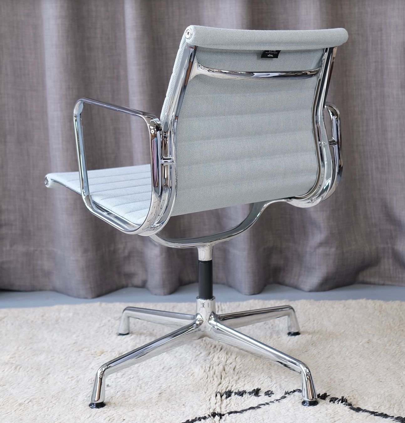 Vitra Sedie: Vitra EA 108 Aluminium chair Eames – Usato da Bern venduto da Zmodern_CON 1