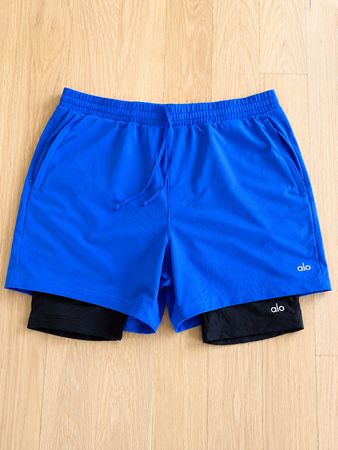 Alo Yoga 2-in-1 Sportshorts Blau/Schwarz – Herren