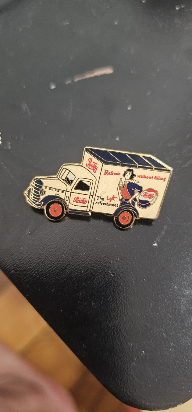 Spille & Fermagli: pins de collection – Usato da Lausanne venduto da Delaquinta88