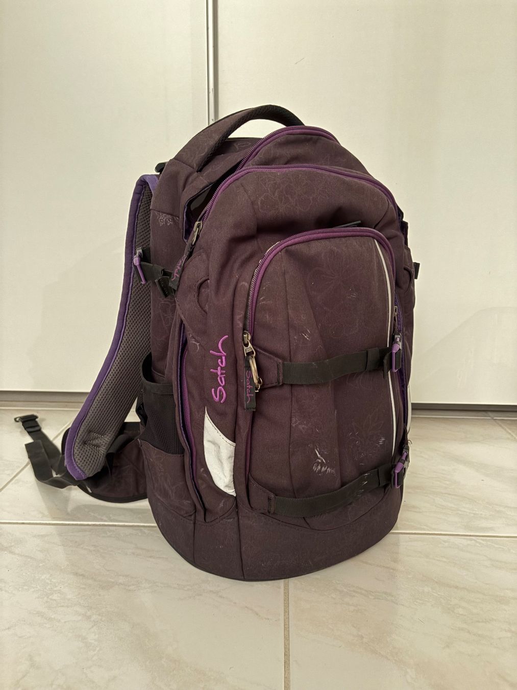 Satch Zaini: Gebrauchter lila Satch Schulrucksack mit Regenhülle – Usato da Arni AG venduto da Leona70