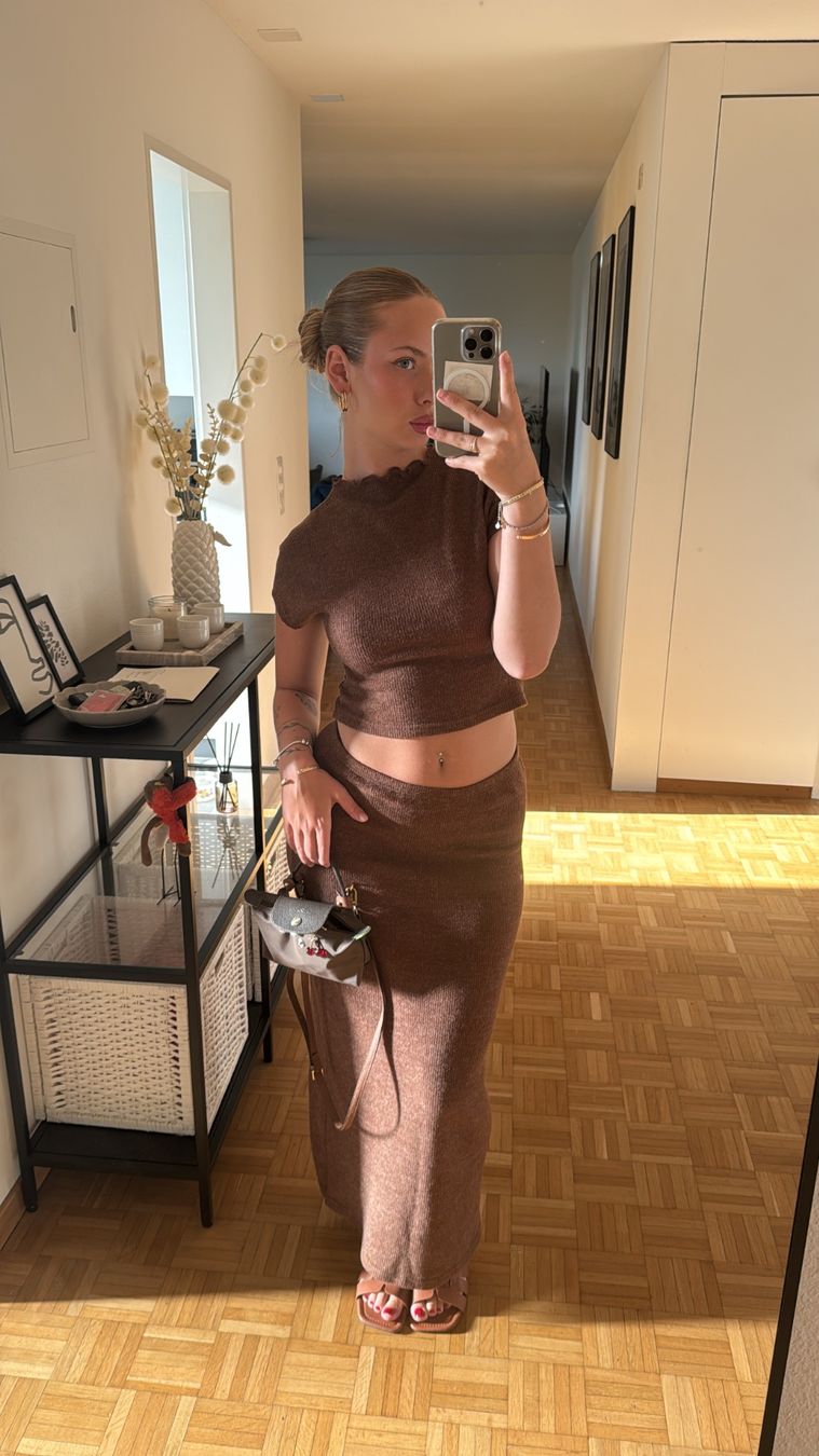 Shein Lotti di vestiti: Braunes Strick Set, Rock und Top – Usato da St. Gallen venduto da Jbjbhs