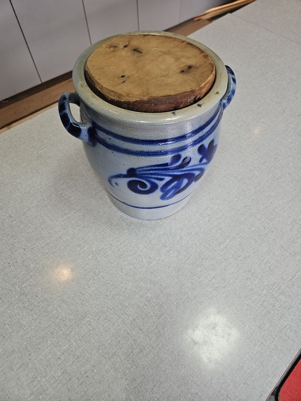 Pentole: Rustikaler Steinguttopf mit Holzdeckel, Vintage Look – Usato da Bonstetten venduto da Brigitte04volle