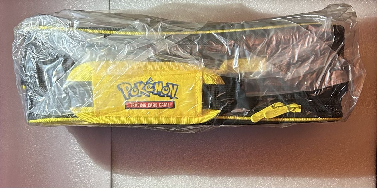 Borse: Ultra Pro Pokémon - Pikachu Deluxe Bag – Nuovo e nell'imballaggio originale da Diepoldsau venduto da Swiss.CLT 1