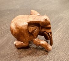 Holzfigur Elefant kniend Handarbeit Deko Vintage 🐘