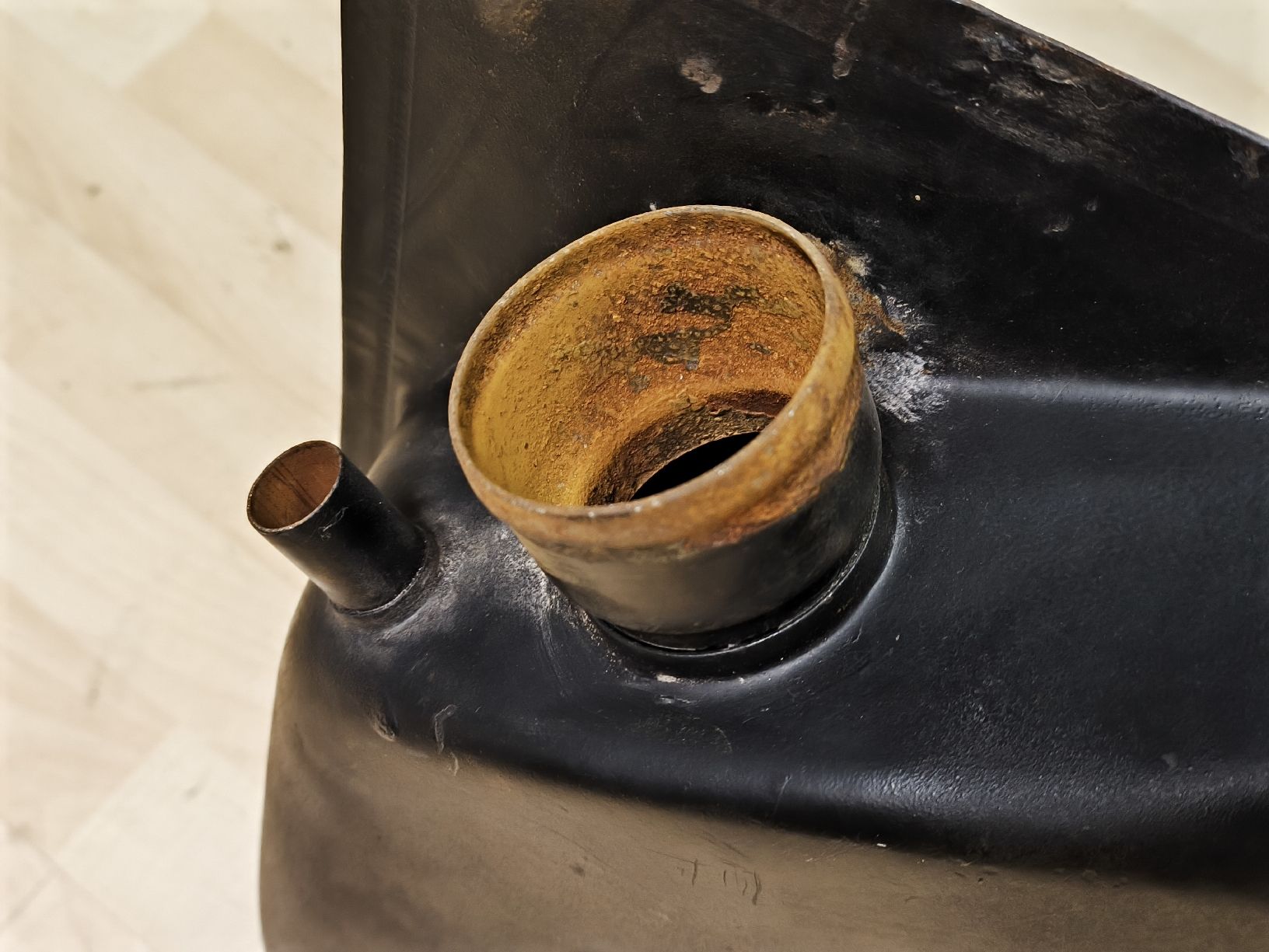 VW Tutti pezzi di ricambio auto: Benzintank VW Käfer 1969 – Usato da Lausen venduto da Chaldrian 2