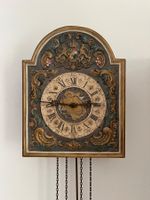Antike Wanduhr mit Pendelfunktion, schönes S...