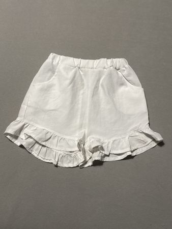 Sommerliche Shorts mit Rüschen, weiss, Grösse 15