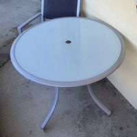 Runder Glastisch mit Metallgestell, Glas Weiss matt