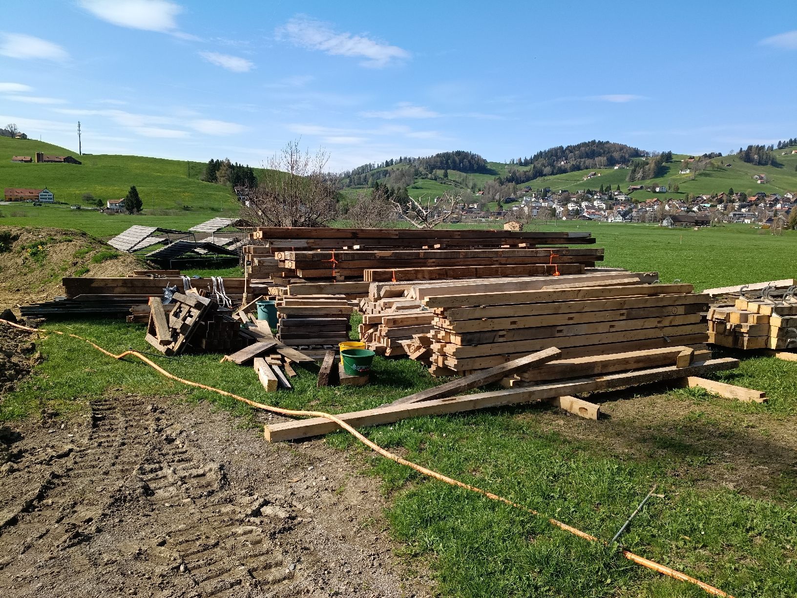 Articoli in legno: Bauholz Altholz Balken Bretter Stall – Usato da Appenzell Meister. venduto da Peppi84 3