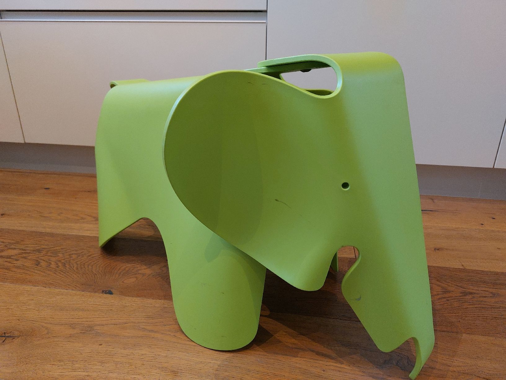 Vitra Hocker: Vitra Eames Elephant Designobjekt hellgrün gebraucht – Gebraucht aus Wetzikon ZH von LTFKL5 1