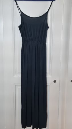 Schwarzes Kleid mit Spaghettiträger