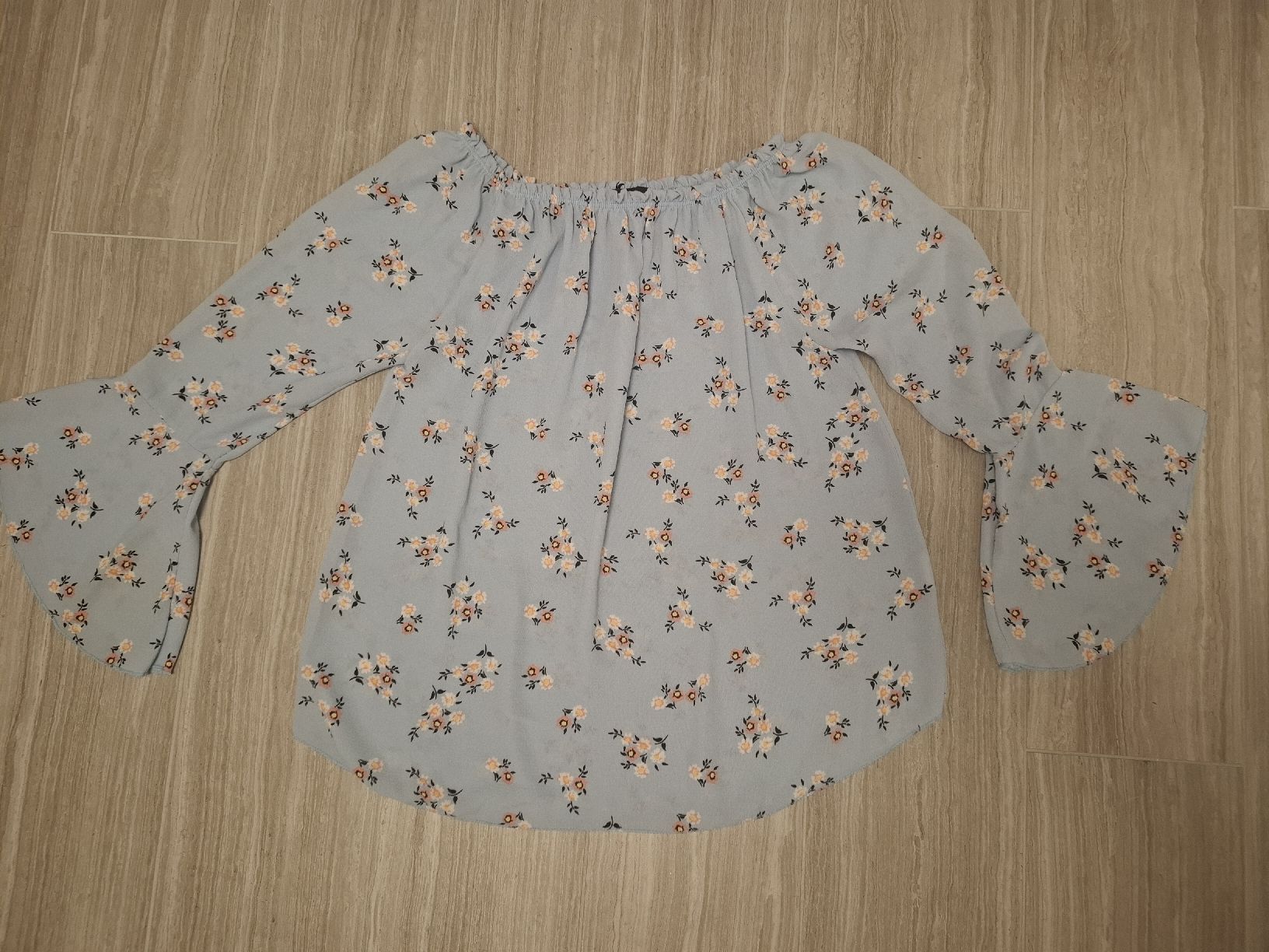 Top: haut bleu ciel à fleurs taille S – Usato da Ecublens FR venduto da ame_y8tq 1