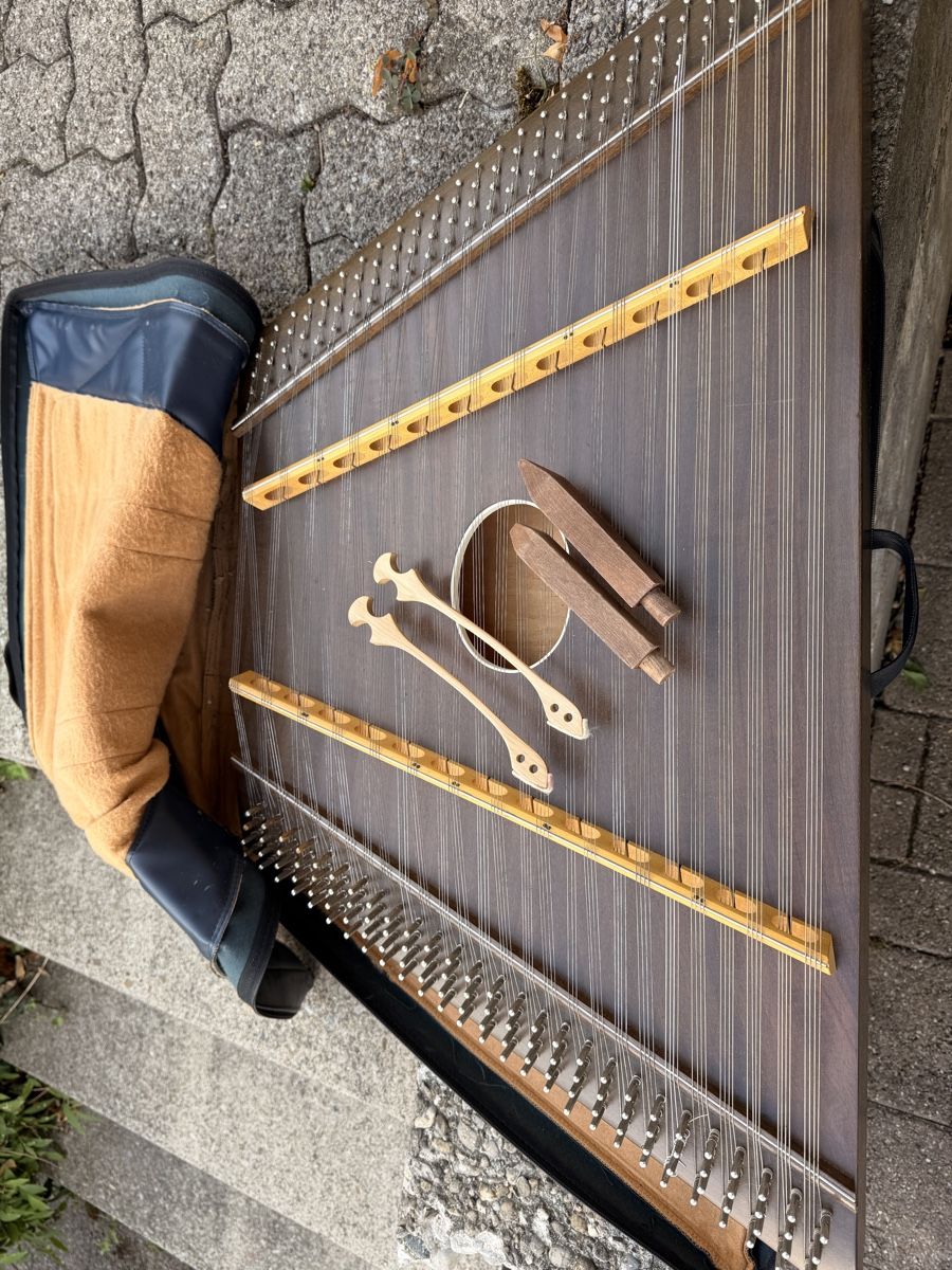 Strumenti musicali: Hackbrett gebraucht mit Zubehör und Tasche – Usato da Bubikon venduto da Ufenau 3