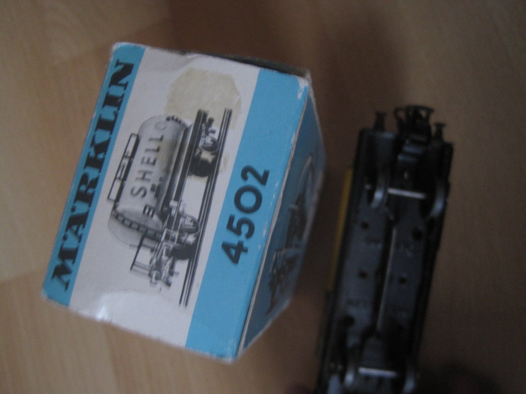 Märklin Modellini di ferrovie: Märklin SHELL WAGON 4502 mit VP  HO TOPP – Usato da Gossau SG venduto da Noryflory 1