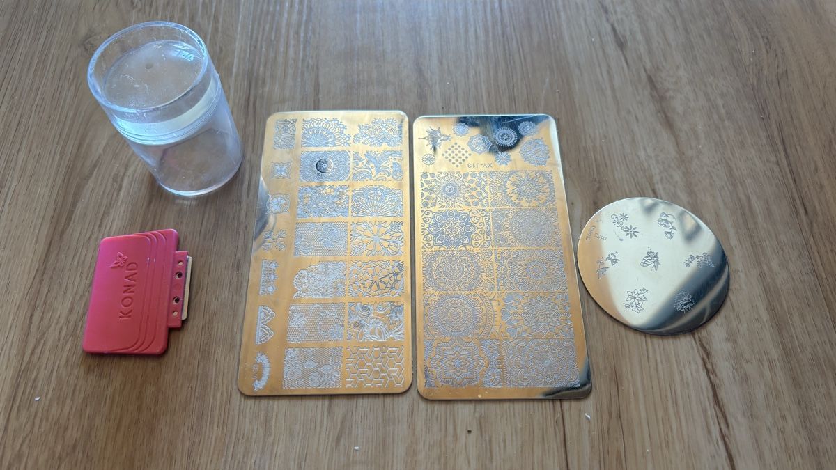 Smalto per unghie: Set: Nageldesign (Stempel und Glitzerpulver) – Usato da Roggwil BE venduto da R.. 1