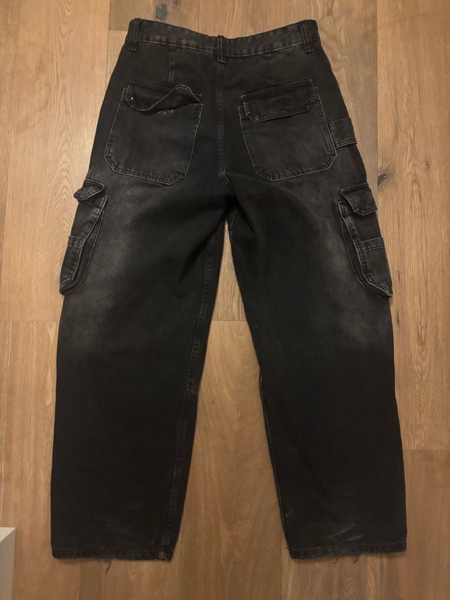 Bershka Jeans: Jeans Cargo Bershka Schwarz  – Usato da Zürich venduto da sop_tq8x 1