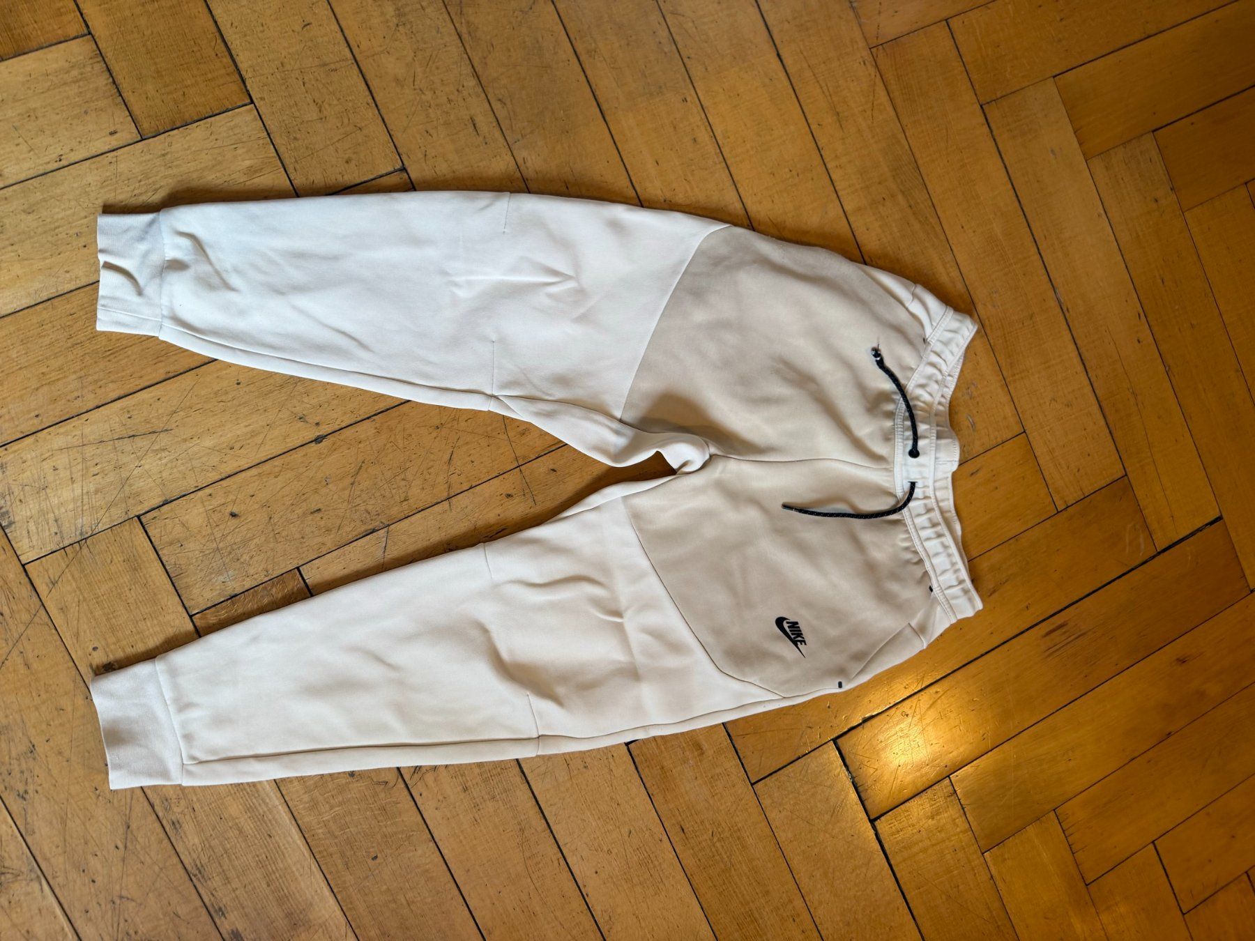 Lotti di vestiti: Ensemble Nike Tech Fleece crème veste et pantalon – Usato da Genève venduto da rij_7zrr 4