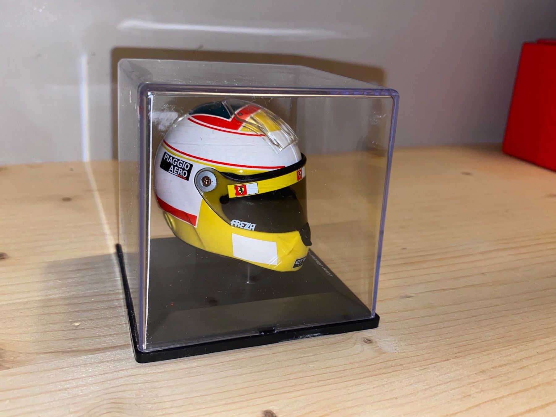 Ferrari Modellini d'auto: Ferrari Helm 1/5 Luca Badoer 2009 – Nuovo (secondo la descrizione) da Wohlen AG venduto da PrivatSammlung