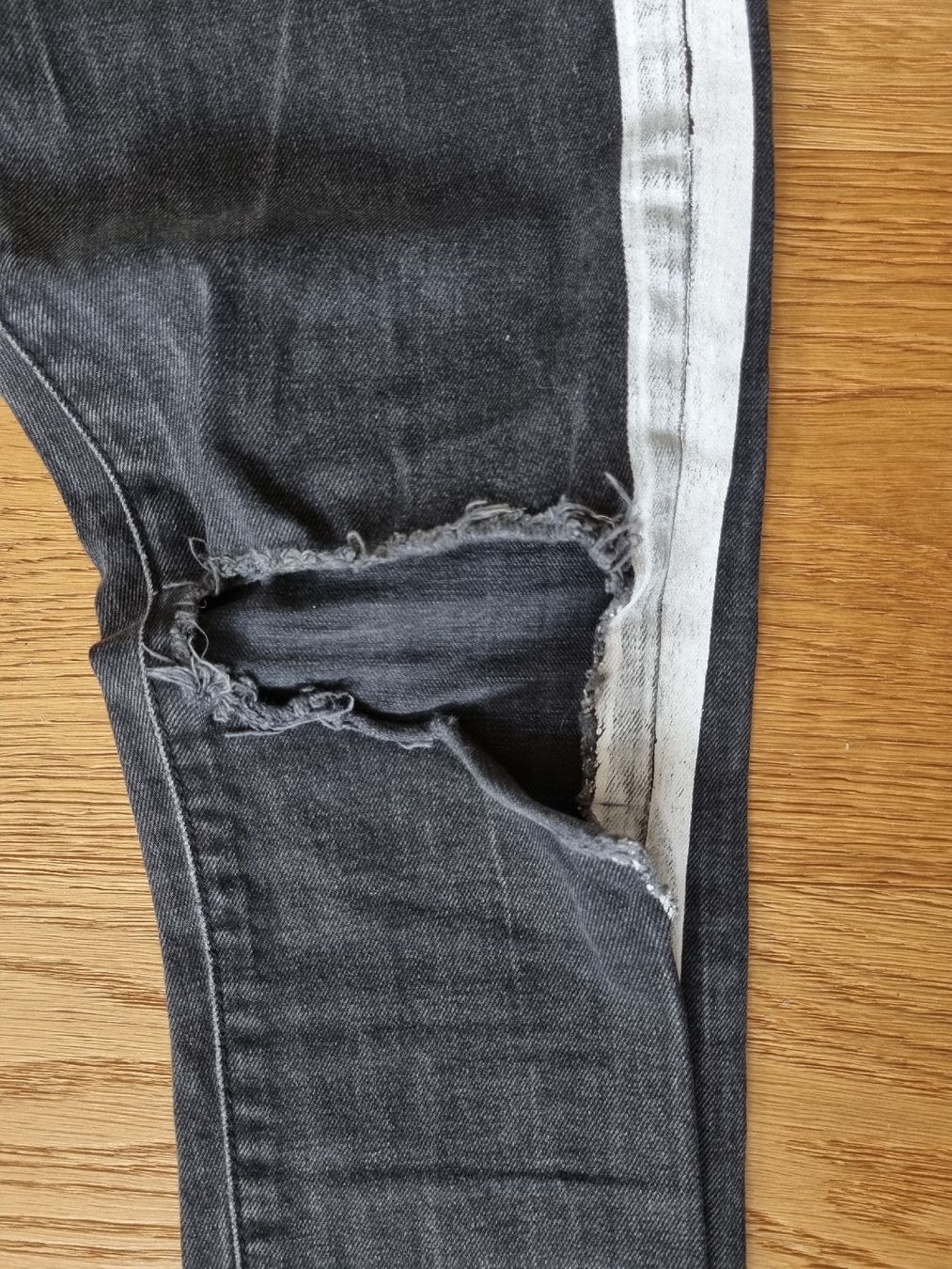 Jeans: Askyurself Ripped Skinny Jeans – Usato da Turbenthal venduto da Julicardo 2
