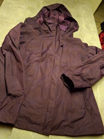 Veste avec capuchon taille M marque Quechua - Decathlon
