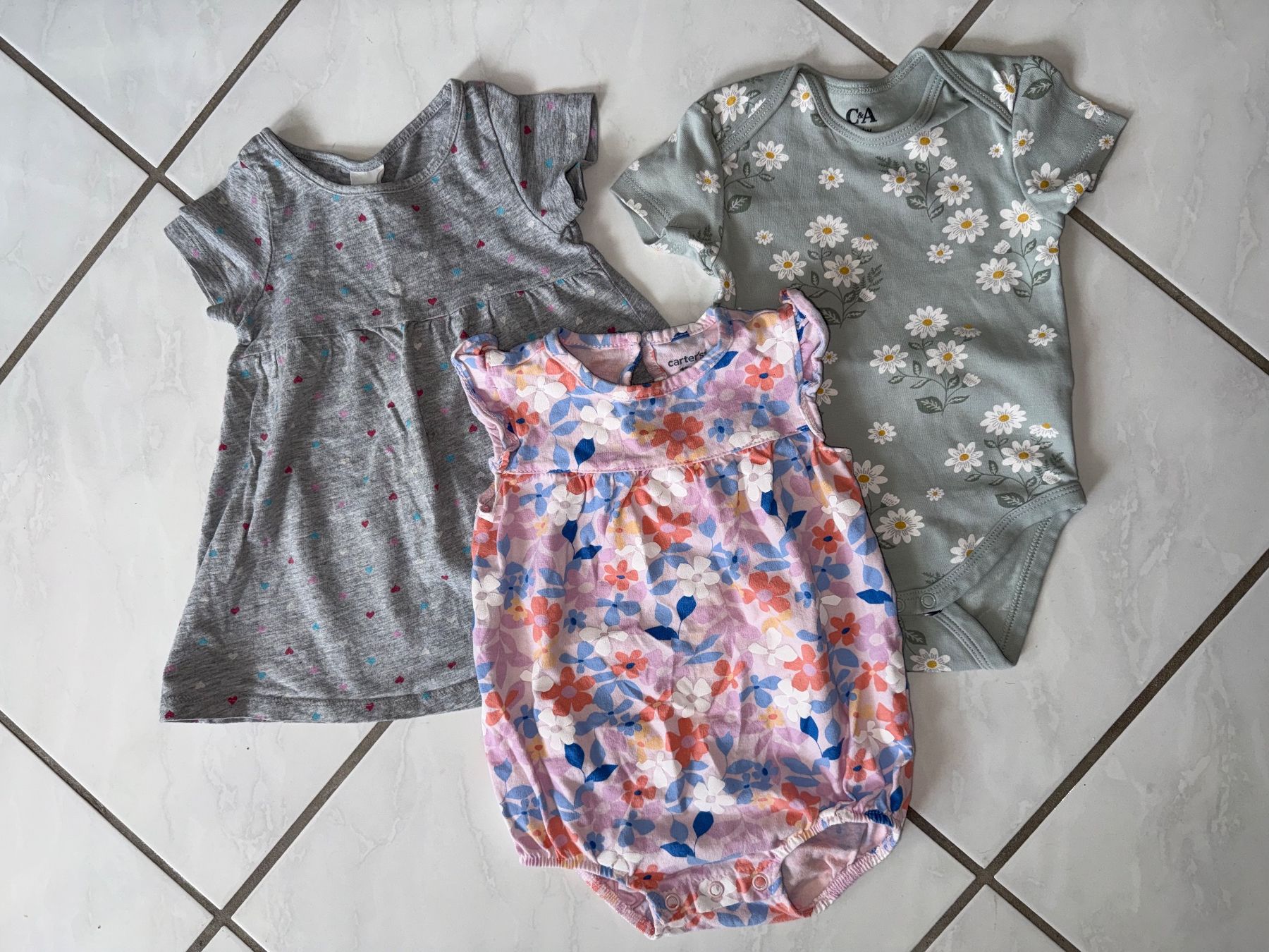 Lotti & Set di vestiti: 2x Bodys 1x Kleid Gr. 80 – Usato da Wettswil venduto da claudiahel 1