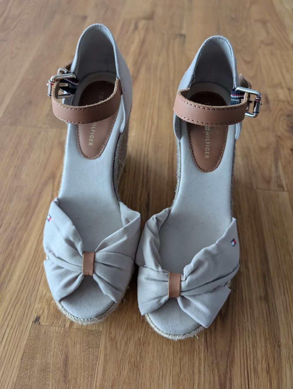 Tommy Hilfiger Damenschuhe: Schuhe Tommy Hilfiger Gr.38 – Gebraucht aus Lommiswil von laroliv 1