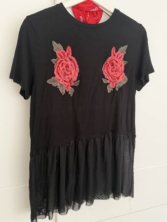 T-shirt noir avec roses brodées et détails en tulle - Été