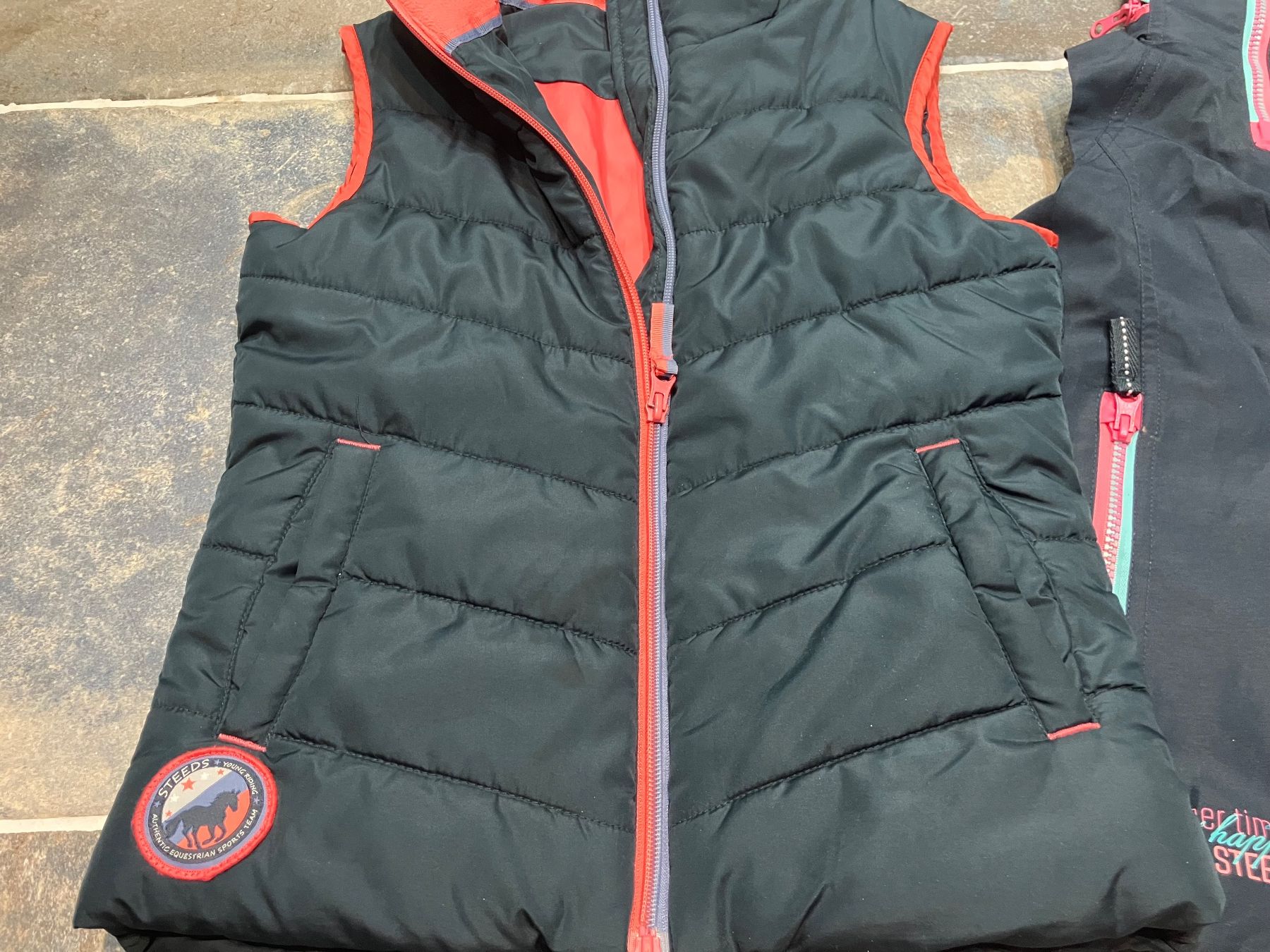 Altro abbigliamento per bambina: 2 Gilets Steeds, 140 und 152 – Usato da Epesses venduto da moss_r 2