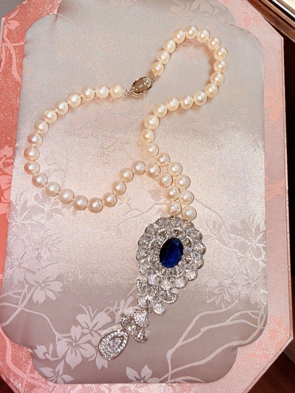 Catenine: Collier Perles eau douce et pendentif saphir – Nuovo e nell'imballaggio originale da St-Maurice venduto da Sandrinette123 4