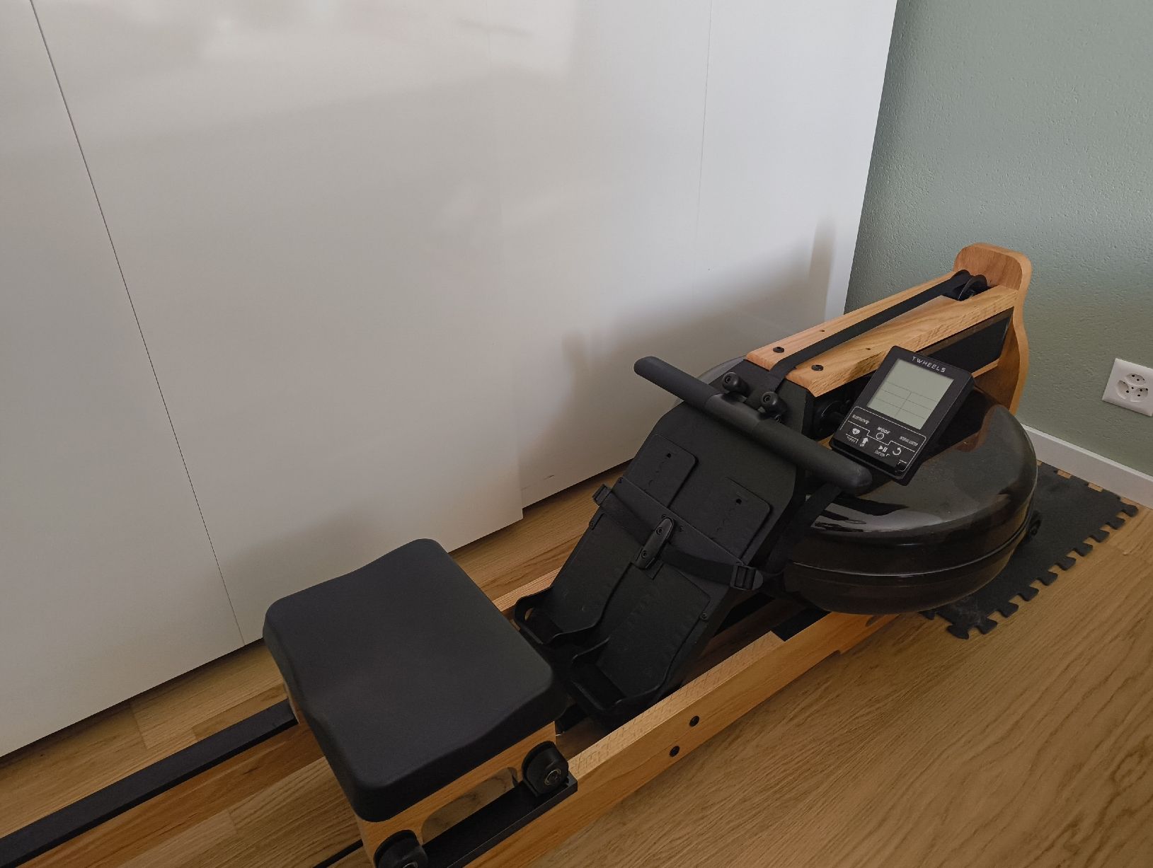 Hometrainer: Rameur à eau en chêne TWheels – Usato da Bouveret venduto da caouette9 1