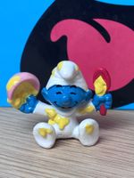 Baby Schlumpf mit Schüssel und Brei