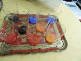 verschiedenfarbige Wasserglässer