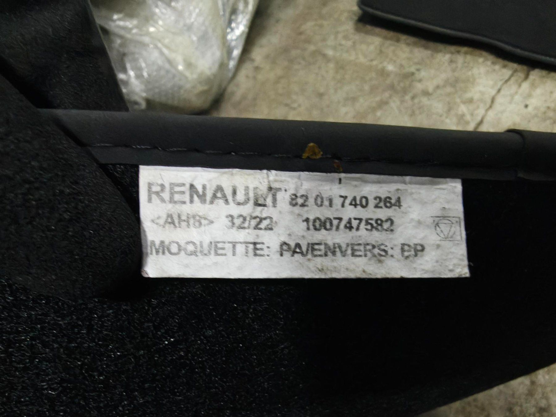 Renault Teppiche / Matten: RENAULT MEGANE E-TECH Premium-Textilfussmatten, gold – Gebraucht aus Winterthur von EvilFairy 2