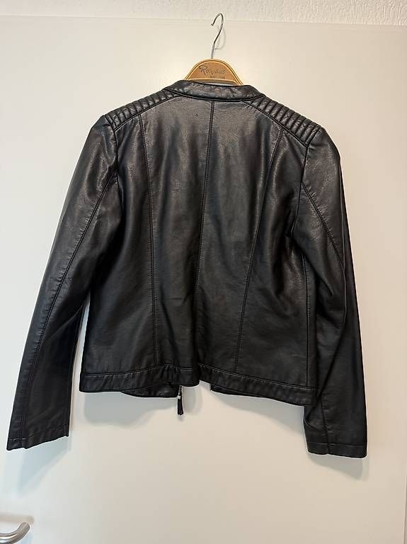 Giacche: Schwarze Kunstlederjacke im Biker-Stil – Usato da St. Gallen venduto da dan_x8rc 1