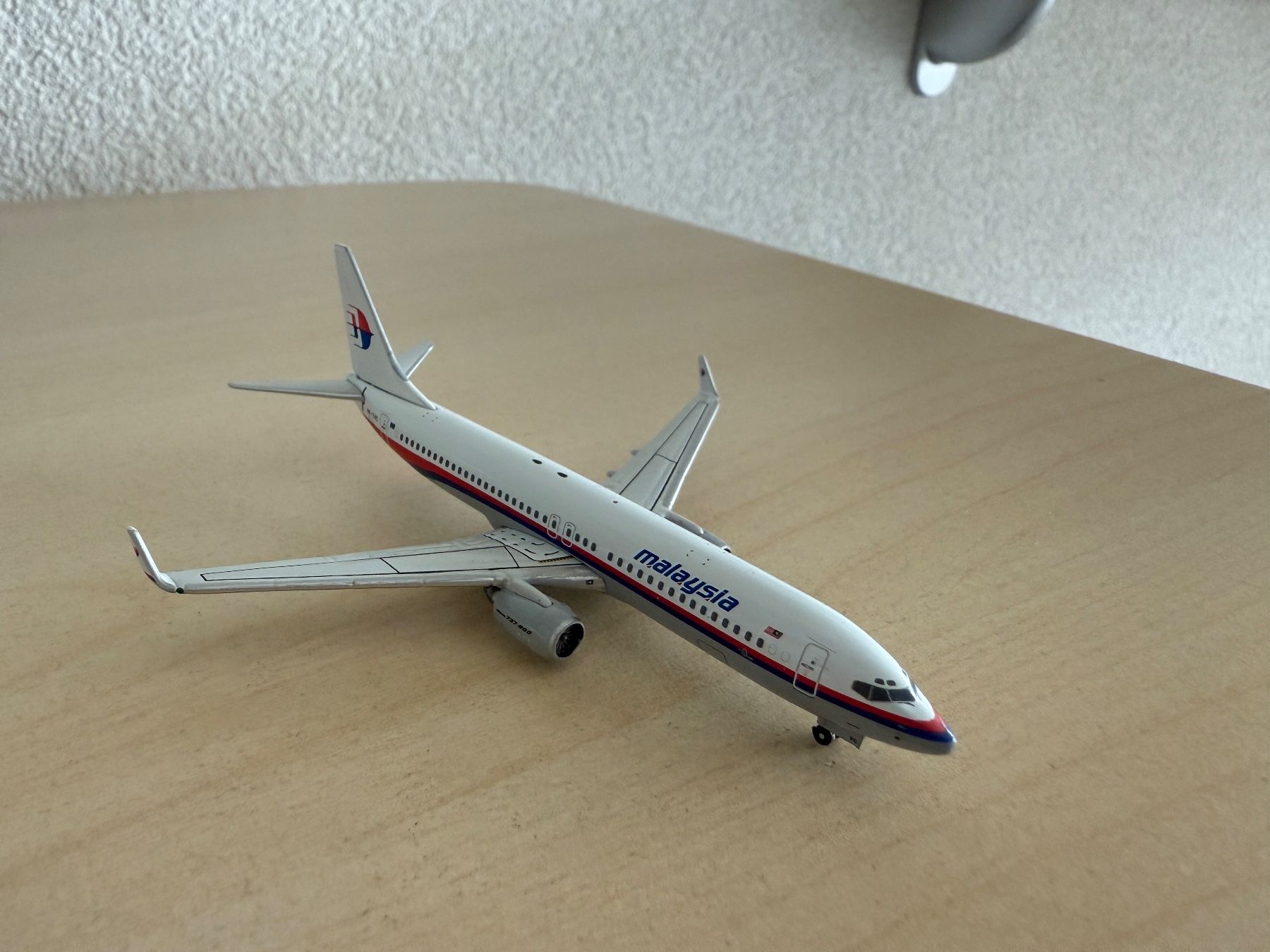 Boeing Kit di modellismo & Modellini statici: Boeing B 737-800 Malaysia 1:400 – Usato da Dietlikon venduto da Megatop0 1