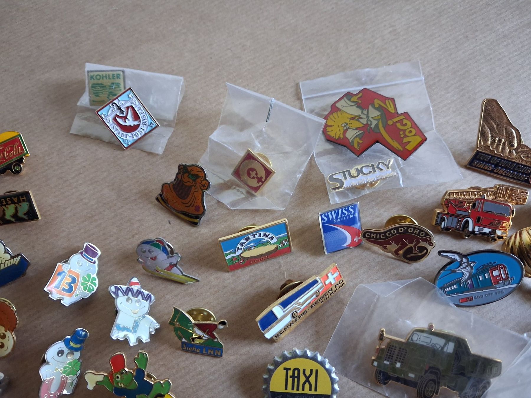 Placchette & Badge: b/ 100+ Pins mit Verschluss. Gemäss Bildern – Usato da Hagendorn venduto da siwasi3 3