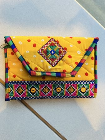 Bunte Handtasche mit Perlenkette