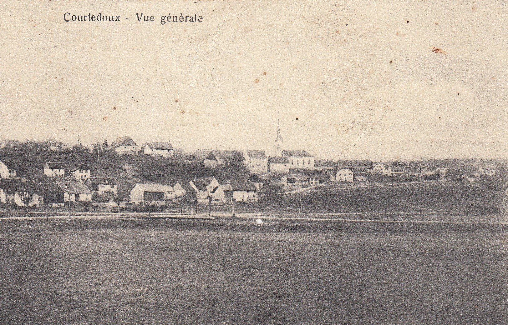 Cartoline postali: Courtedoux   JU    -    Vue générale – Usato da Brig venduto da Valcards54