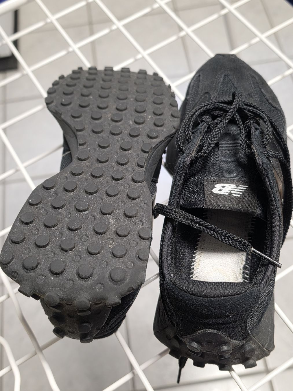 New Balance Chaussures hommes: New Balance, schwarz – D'occasion à Safenwil par Flaboenel 2