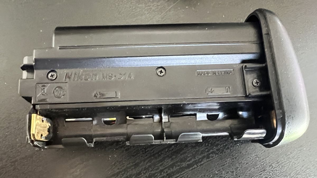 Nikon Batterie: Nikon MS-D14 Batteriegriff / Multi-Power Battery Pack Top! – Usato da La Punt Chamues-ch venduto da mhaefu 1