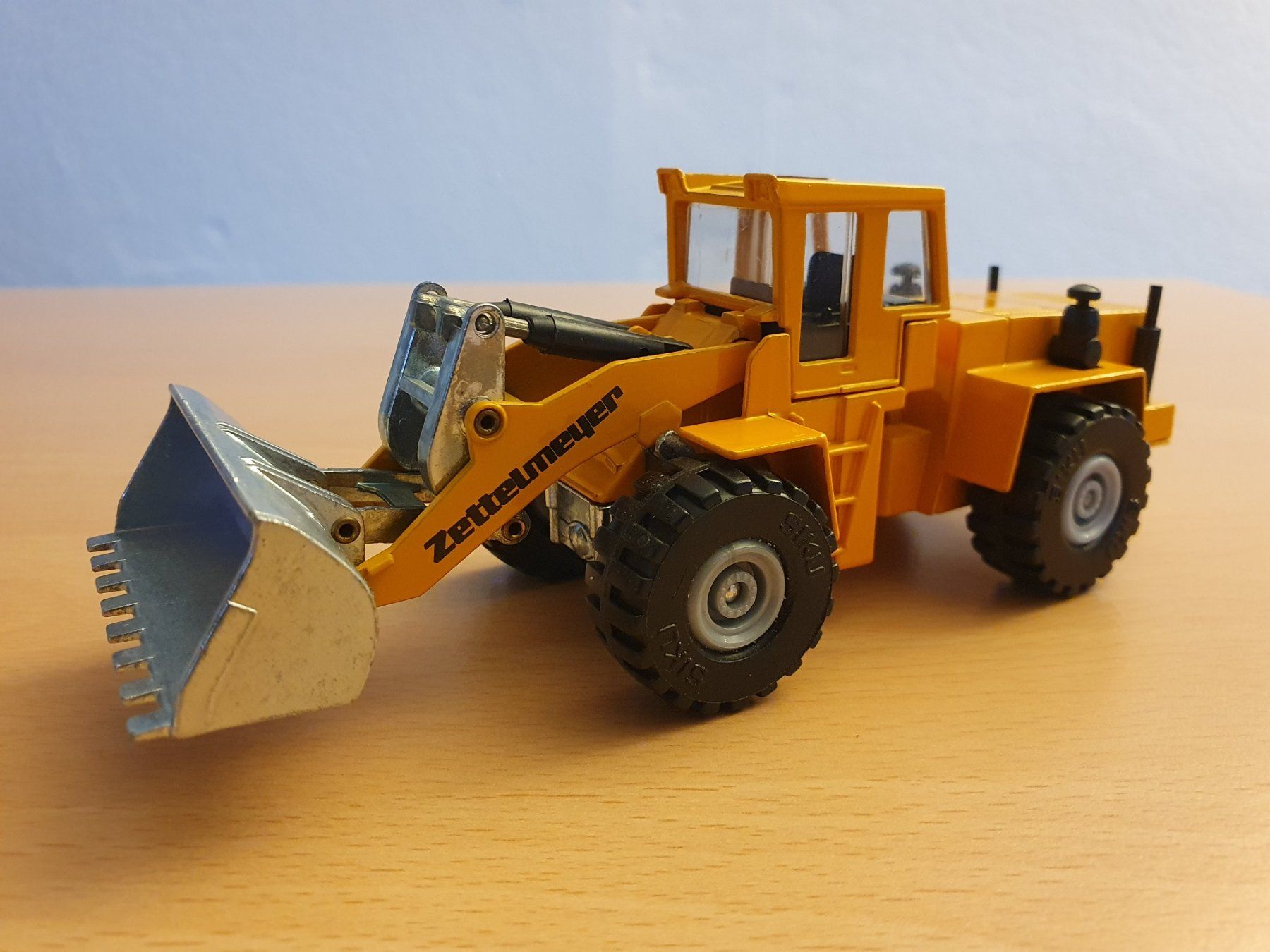 Siku Modellautos: Siku Radlader Zettelmeyer ZL 4002 1:50 – Neu (gemäss Beschreibung) aus Triesen von platzproblem1
