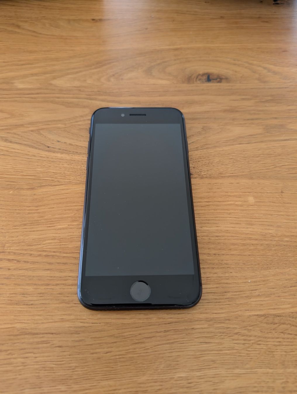 Apple Telefoni cellulari / Smartphones: iPhone 8 schwarz 64GB Space Gray – Usato da Lenzburg venduto da igor.b