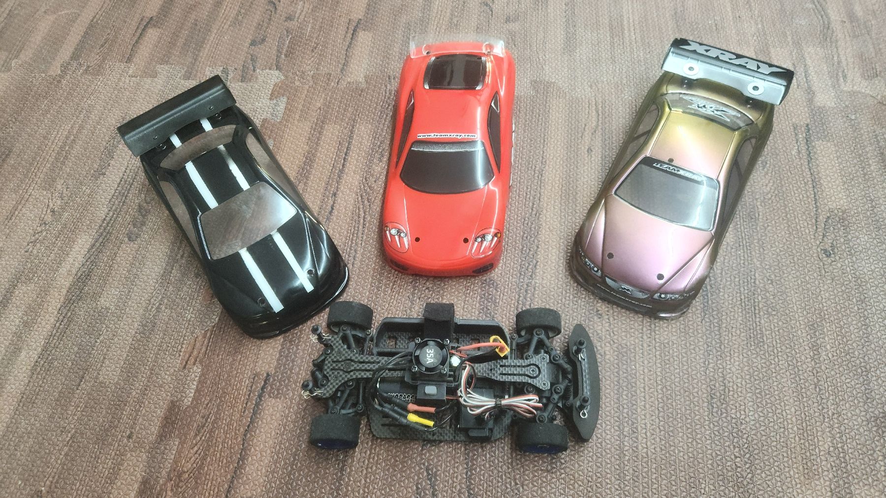 XRay Modellismo RC: Xray M18 PRO mit 3x Karroserien  – Usato da Dürnten venduto da Latinoviper 1