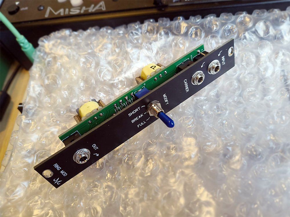 Strumenti musicali: Majin RING MOD Eurorack Ring Modulator – Usato da Knonau venduto da der_Alexan 1
